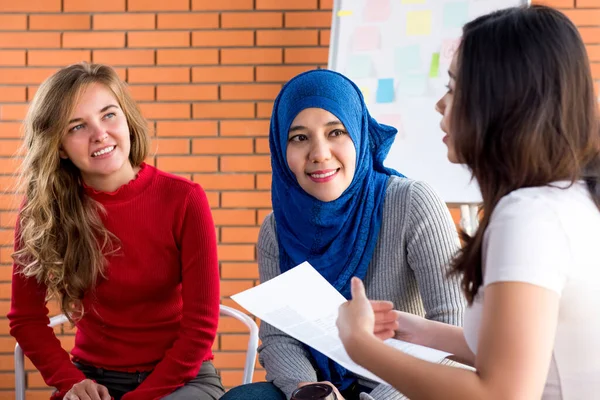 Grupp Bestående Tillfälliga Multietniska Kvinnor Som Möts För Socialt Projekt — Stockfoto