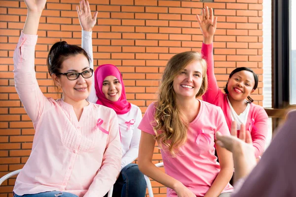 Femmes Multiéthiniques Portant Des Vêtements Couleur Rose Avec Des Rubans — Photo