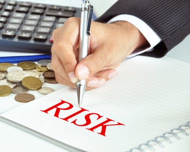 Risk Word pape üzerinde gösteren bir el