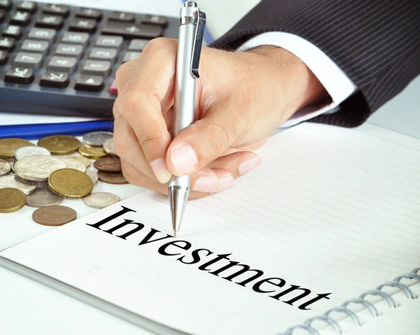 Main pointant vers le mot Investissement — Photo