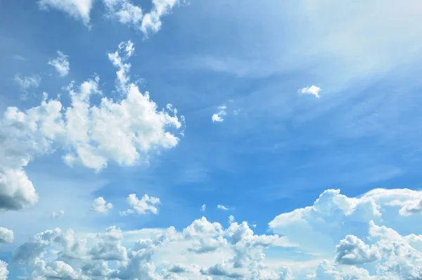 Güneşli mavi gökyüzü ve bulutlar — Stok fotoğraf