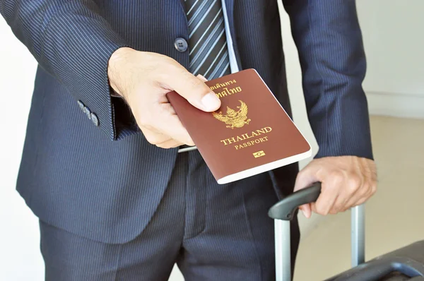 Деловой человек вручает паспорт — стоковое фото