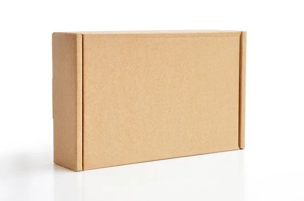 Коробка из-под коричневого картона как посылка — стоковое фото