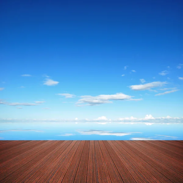 Tablón de madera y sobre fondo de cielo —  Fotos de Stock