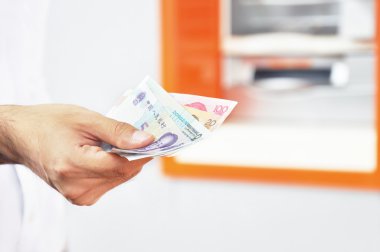 Para, Çin renminbi yuan faturaları, Atm önünde tutan el