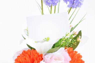 Buket çiçek üzerinde boş oyun kağıdı