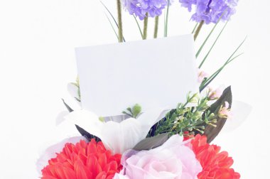 Buket çiçek üzerinde boş oyun kağıdı