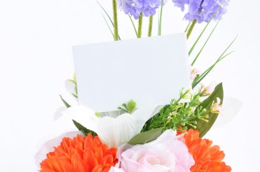 Buket çiçek üzerinde boş oyun kağıdı