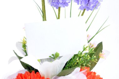 Buket çiçek üzerinde boş oyun kağıdı