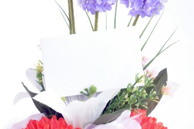 Buket çiçek üzerinde boş oyun kağıdı