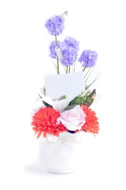 Boş oyun kağıdı ile vazoda çiçek buketi