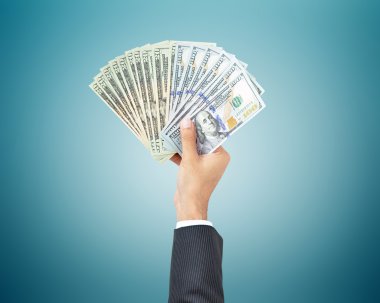 Doları banknot tutmak el