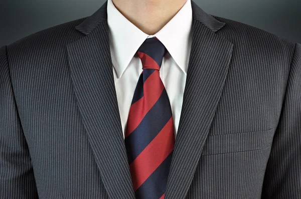 Чоловік у костюмі з смугастою краваткою — стокове фото