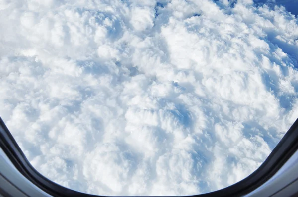 Geschwollene Wolken aus Fenster des Flugzeugs — Stockfoto