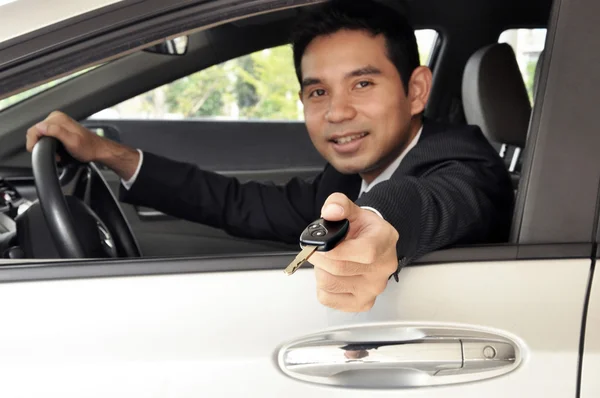 Chauffeur d'entreprise donnant une clé de voiture — Photo