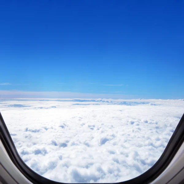 Cloudscape & horizon - vista aérea desde la ventana del avión — Foto de Stock