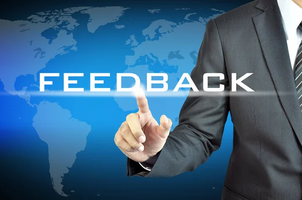 Mano del empresario tocando la palabra FEEDBACK — Foto de Stock