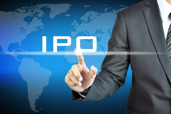 Рука бізнесмена торкається знака IPO — стокове фото