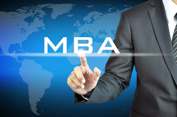 Mano del empresario tocando el cartel del MBA — Foto de Stock