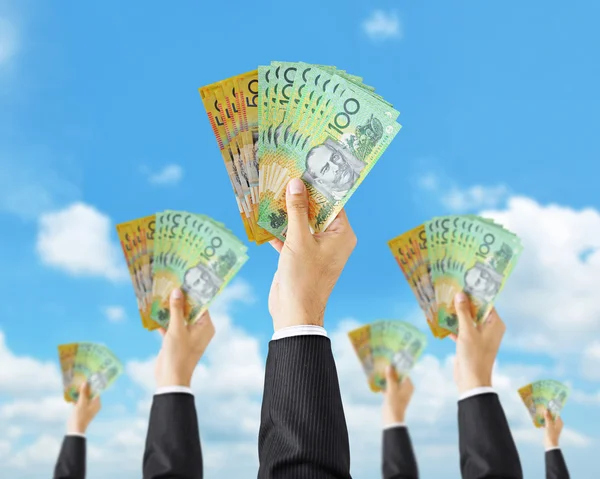 Mãos segurando notas de dólar australiano — Fotografia de Stock