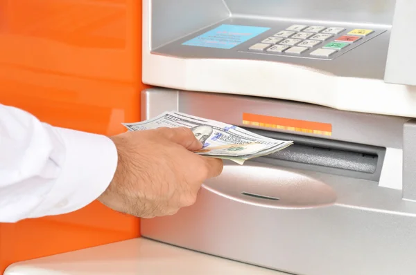 Mão recebendo dinheiro do ATM — Fotografia de Stock