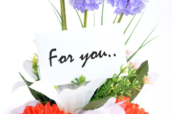 Buquê de flores com cartão de tag "Para você" — Fotografia de Stock