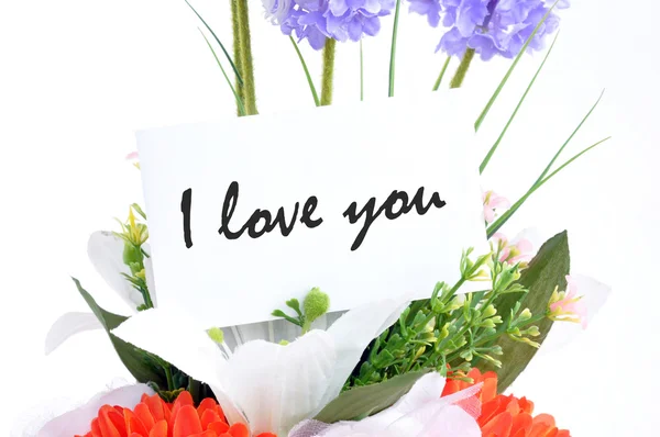 Buquê de flores com "Eu te amo" no cartão de tag — Fotografia de Stock