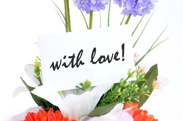 Buket bunga dan "dengan cinta" pada kartu tag — Stok Foto