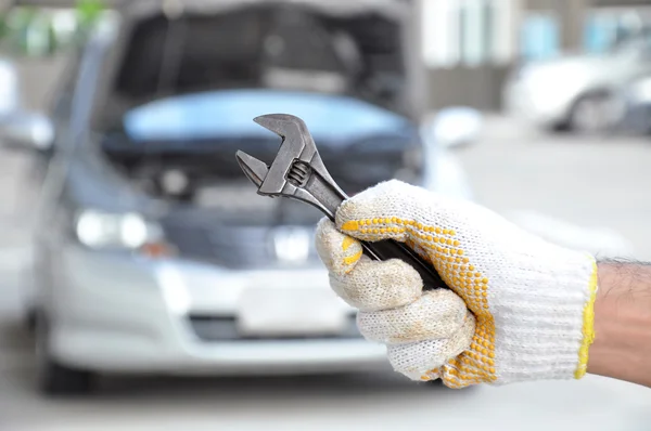 Hand hält Schraubenschlüssel — Stockfoto