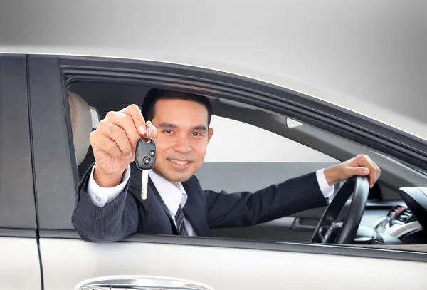 Asiático empresário mostrando uma chave de carro — Fotografia de Stock