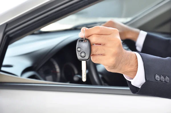 Mão segurando uma chave do carro — Fotografia de Stock