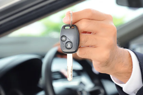 Mano sosteniendo una llave del coche —  Fotos de Stock