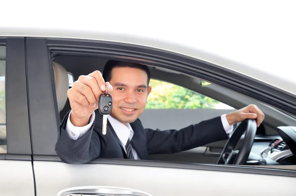 Asiático hombre de negocios mostrando un coche llave — Foto de Stock