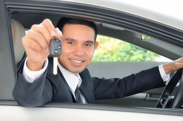 Asiatischer Geschäftsmann zeigt Autoschlüssel — Stockfoto