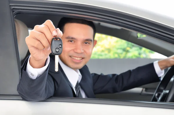 Азіатський бізнесмен, показуючи ключ автомобіля — стокове фото