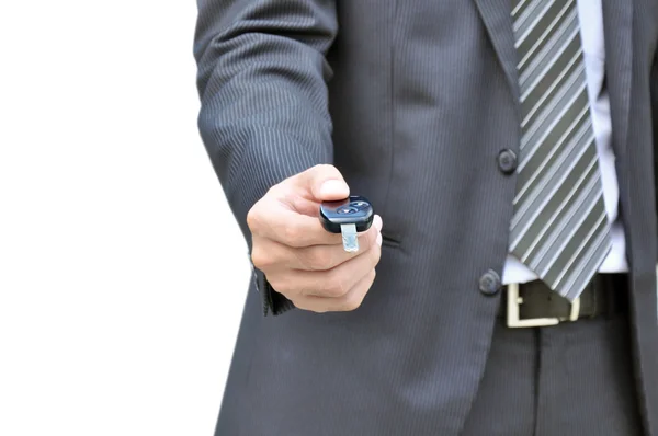 La mano del hombre de negocios dando una llave del coche — Foto de Stock