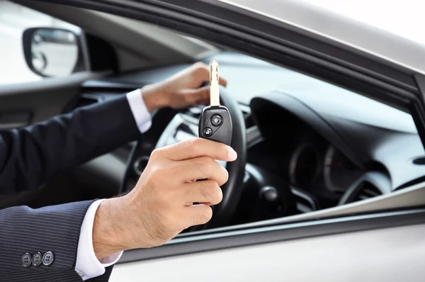Mano sosteniendo una llave del coche — Foto de Stock