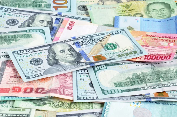 Деньги в мультивалюте с банкнотой 100 долларов США сверху — стоковое фото