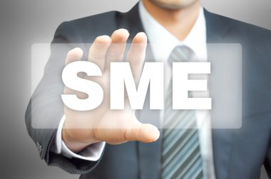 KOBİ işareti ile sanal ekran tutan işadamı el