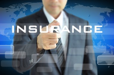 Sanal ekranda INSURANCE kelimesine işaret eden işadamı