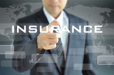 Sanal ekranda INSURANCE kelimesine işaret eden işadamı