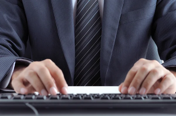 Mãos de homem de negócios digitando teclado — Fotografia de Stock