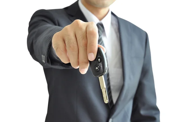 Homme d'affaires main tenant une clé de voiture — Photo