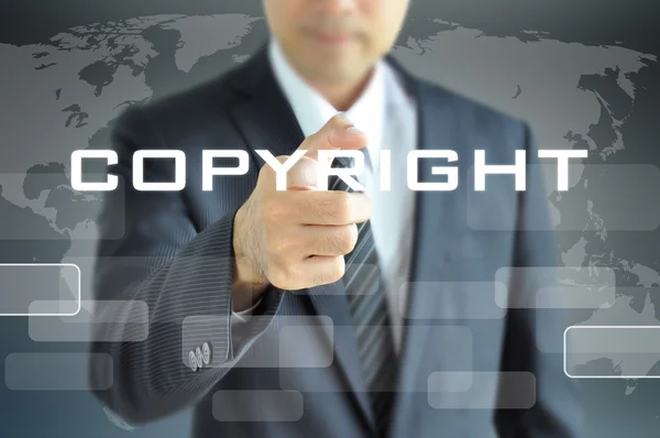 Geschäftsmann verweist auf Urheberrechtswort - Pirateriekonzept — Stockfoto