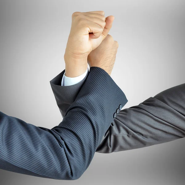 Biznesmen ręce angażują się w siłowanie się na rękę — Zdjęcie stockowe