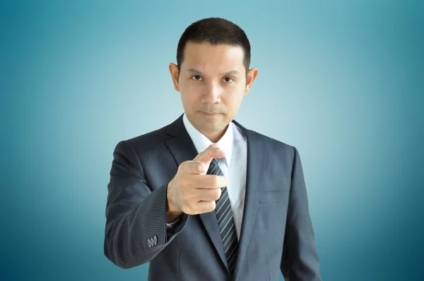 Asiático hombre de negocios apuntando dedo en usted con grave cara —  Fotos de Stock