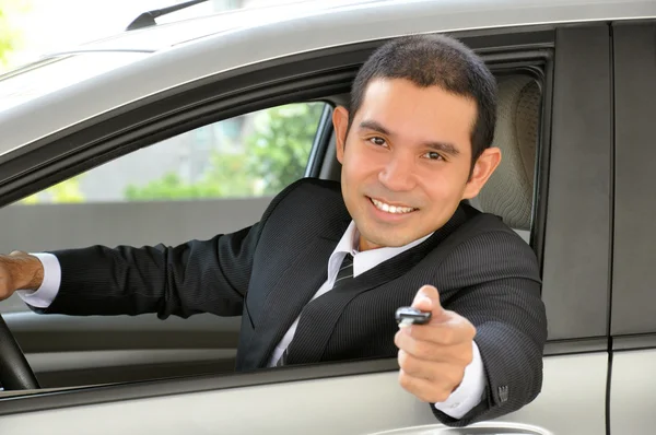 Empresario como conductor dando una llave de coche — Foto de Stock