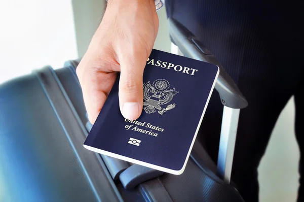 Mão segurando passaporte dos EUA — Fotografia de Stock