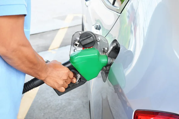 Um homem a encher o depósito de gasolina de um carro — Fotografia de Stock