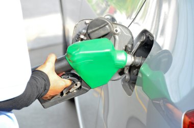 Bir adam bir araba gaz depoyu doldurma